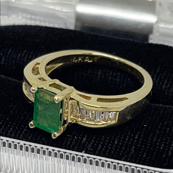 Lady’s 14K Gold Emerald & Diamond Ring Size 7 - Picture 4 of 8